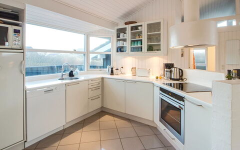 Fenneke - 50M from the Sea: Maison, Domicile, Porte, Toit, Chalet, Biens, Jardin, Ombre, Siding, Cour