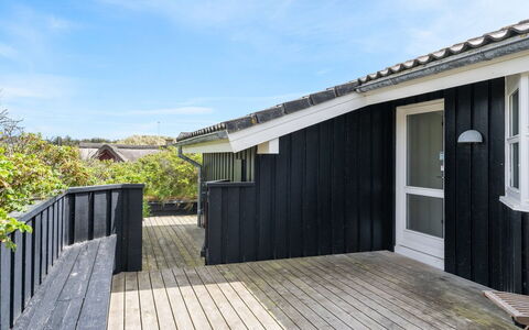 Fenneke - 50M from the Sea: Maison, Domicile, Porte, Toit, Chalet, Biens, Jardin, Ombre, Siding, Cour