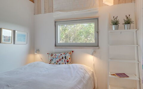 Athina - 200M from the Sea: Design Intérieur, Mur, Chambre, Bois, Lit, Plafond, Drap De Lit, Meubles, Pièce, Sol