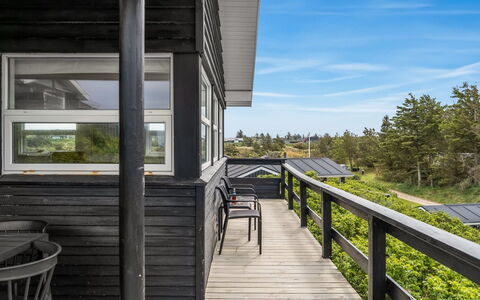 Athina - 200M from the Sea: Bois, Porche, Planche, Siding, Chalet, Plate-Forme, Dur, Balcon, Balustrade, Daylighting