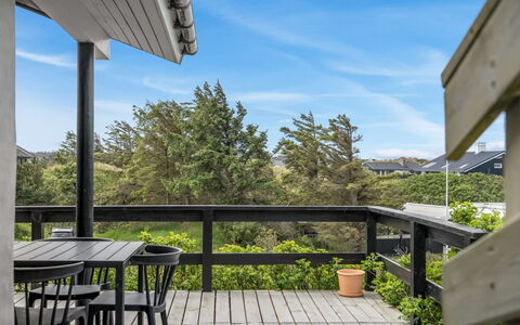 Athina - 200M from the Sea: Bois, Porche, Plate-Forme, Balustrade, Balcon, Dur, Planche, Ombre, Mobilier De Jardin, Tache De Bois