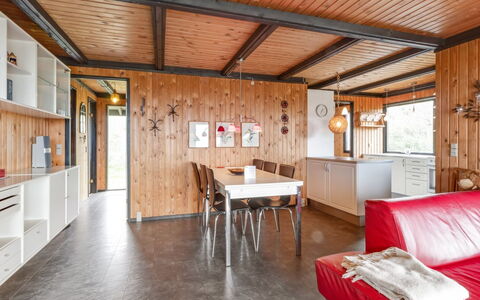 Maini - 600M from the Sea: Bois, Plafond, Sol, Design Intérieur, Sol, Pièce, Porte, Tache De Bois, Salon, Parquet