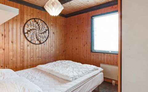 Maini - 600M from the Sea: Chambre, Bois, Lit, Drap De Lit, Plafond, Sol, Design Intérieur, Literie, Sol, Cadre De Lit