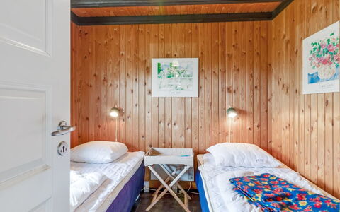 Maini - 600M from the Sea: Bois, Chambre, Lit, Design Intérieur, Sol, Sol, Plafond, Drap De Lit, Literie, Pièce