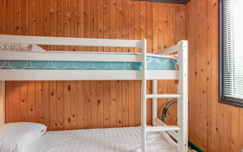Maini - 600M from the Sea: Lit Superposé, Chambre, Lit, Bois, Design Intérieur, Sol, Sol, Literie, Drap De Lit, Plafond