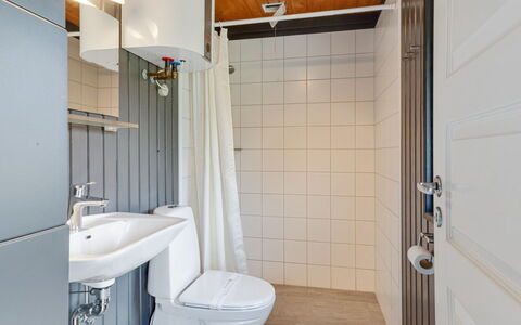 Maini - 600M from the Sea: Luminaire Plomberie, Salle De Bains, Mur, Sol, Lavabo, Évier, Sol, Design Intérieur, Bois, Siège De Toilette