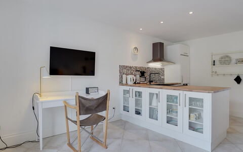 Aamunde - 100M from the Sea: Meubles, Mobilier De Jardin, Chaise, Tableau De Plein Air, Table, Sol, Table Cuisine Et Salle A Manger, Plate-Forme, Patio, Tache De Bois