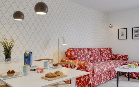 Aamunde - 100M from the Sea: Meubles, Design Intérieur, Chaise, Sol, Table, Recours, Sol, Plafond, Pièce, Eco Hôtel