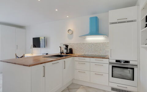 Lenke - 100M from the Sea: 