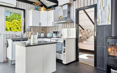 Kolja - 525M from the Sea: Cuisine, Appareil De Cuisine, Design Intérieur, Principaux Appliance, Comptoir, Électroménager, Plafond, Cabinetry, Cuisinière, Luminaire