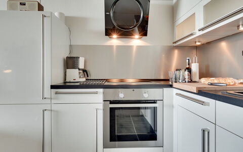 Rieterik - 50M from the Sea: Appareil De Cuisine, Cuisine, Comptoir, Principaux Appliance, Cabinetry, Électroménager, Cuisinière, Design Intérieur, Le Fourneau, Bois