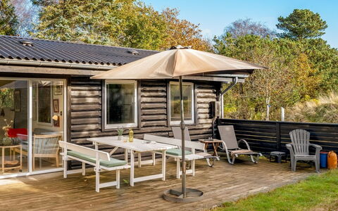 Linnea - 1Km from the Sea: Bois, Porche, Chalet, Toit, Domicile, Siding, Plate-Forme, Batiments Jardin, Mobilier De Jardin, Ombre