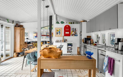Linnea - 1Km from the Sea: Sol, Cuisine, Design Intérieur, Sol, Meubles, Plafond, Comptoir, Pièce, Chaise, Cabinetry