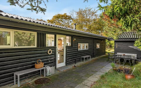 Linnea - 1Km from the Sea: Bois, Chalet, Domicile, Siding, Cour, Jardin, Batiments Jardin, Ombre, Dur, Conception