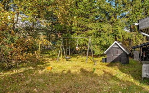Linnea - 1Km from the Sea: Herbe, Arbre, Feuille, Branche, Bois, Lot Terre, Zone Rurale, Tronc, Brindille, Pelouse