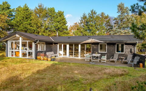 Linnea - 1Km from the Sea: Maison, Domicile, Toit, Chalet, Arbuste, Lot Terre, Biens, Siding, Porche, Ferme
