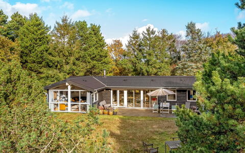Linnea - 1Km from the Sea: Arbuste, Maison, Domicile, Chalet, Toit, Biens, Ferme, Jardin, Batiments Jardin, Aménagement Paysager