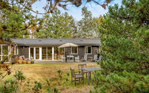 Linnea - 1Km from the Sea: Maison, Domicile, Chalet, Arbuste, Toit, Siding, Biens, Ferme, Batiments Jardin, Jardin