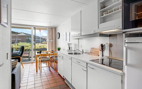 Jano - 100M from the Sea: Cuisine, Principaux Appliance, Appareil De Cuisine, Comptoir, Meubles, Design Intérieur, Cabinetry, Sol, Evier, Électroménager
