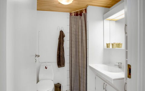 Jano - 100M from the Sea: Mur, Sol, Luminaire Plomberie, Sol, Bois, Design Intérieur, Plafond, Salle De Bains, Évier, Lavabo