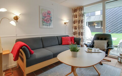 Halina - 100M from the Sea: Meubles, Sol, Design Intérieur, Bois, Sol, Salon, Plafond, Éclairage, Pièce, Appartement