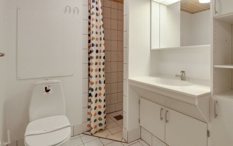Halina - 100M from the Sea: Sol, Design Intérieur, Sol, Luminaire Plomberie, Lavabo, Plafond, Salle De Bains, Armoire De Toilette, Évier, Plomberie