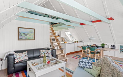Piotr - 800M from the Sea: Architecture, Toit, Domicile, Composite, Daylighting, Siding, Allée