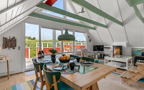 Piotr - 800M from the Sea: Bois, Tache De Bois, Planche, Dur, Chalet, Plate-Forme, Siding, Ombre, Parquet, Batiments Jardin