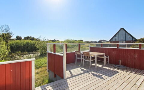 Piotr - 800M from the Sea: Architecture, Toit, Domicile, Composite, Daylighting, Siding, Allée