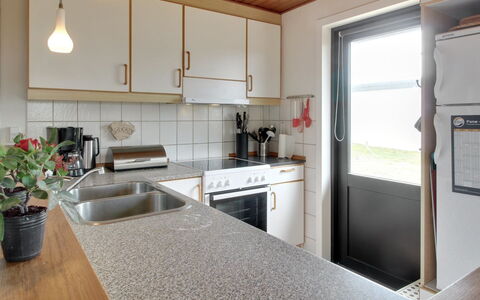 Sophine - 50M from the Sea: Cuisine, Comptoir, Bois, Sol, Design Intérieur, Evier, Cabinetry, Appareil De Cuisine, Sol, Luminaire Plomberie
