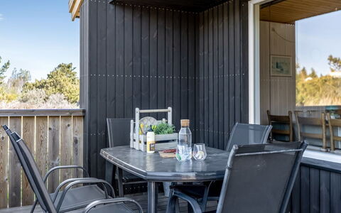 Sara - 2.5Km from the Sea: Bois, Meubles, Porche, Chaise, Composite, Mobilier De Jardin, Dur, Ombre, Table Cuisine Et Salle A Manger, Tableau De Plein Air