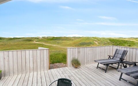 Betti - 300M from the Sea: Herbe, Maison, Toit, Domicile, Chalet, Arbuste, Lot Terre, Zone Rurale, Ferme, Couverture De Sol