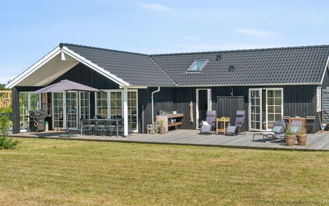 Annerose - 550M from the Sea: Appartement, Ombre, Balcon, Chaise, Clôture, Mobilier De Jardin, Aluminium, Gazon Artificiel