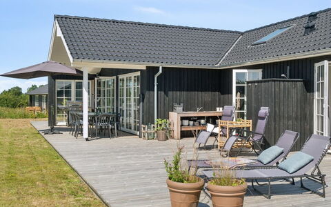 Annerose - 550M from the Sea: Appartement, Ombre, Balcon, Chaise, Clôture, Mobilier De Jardin, Aluminium, Gazon Artificiel