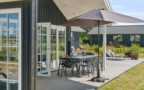 Annerose - 550M from the Sea: Appartement, Ombre, Balcon, Chaise, Clôture, Mobilier De Jardin, Aluminium, Gazon Artificiel