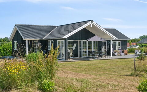 Annerose - 550M from the Sea: Domicile, Toit, Maison, Chalet, Biens, Porte, Porche, Siding, Ferme, Ombre