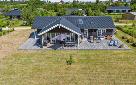 Annerose - 550M from the Sea: Domicile, Toit, Maison, Chalet, Biens, Porte, Porche, Siding, Ferme, Ombre