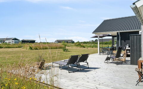 Annerose - 550M from the Sea: Domicile, Toit, Maison, Chalet, Biens, Porte, Porche, Siding, Ferme, Ombre