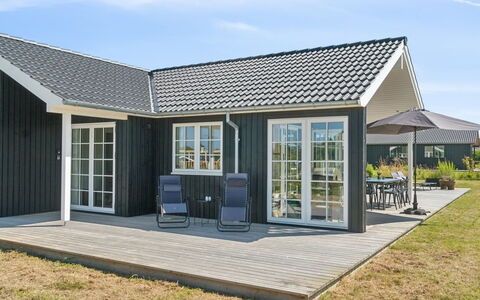 Annerose - 550M from the Sea: Domicile, Toit, Maison, Chalet, Biens, Porte, Porche, Siding, Ferme, Ombre