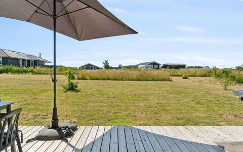 Annerose - 550M from the Sea: Domicile, Toit, Maison, Chalet, Biens, Porte, Porche, Siding, Ferme, Ombre