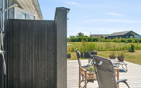 Annerose - 550M from the Sea: Domicile, Toit, Maison, Chalet, Biens, Porte, Porche, Siding, Ferme, Ombre