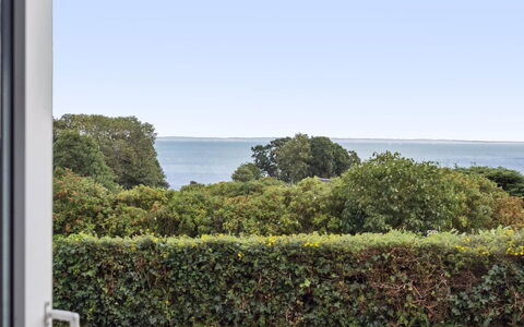 Aarne - 300M from the Sea: Herbe, Maison, Toit, Chalet, Domicile, Arbuste, Ferme, Lot Terre, Zone Rurale