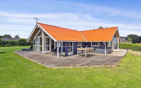 Aarne - 300M from the Sea: Herbe, Maison, Toit, Chalet, Domicile, Arbuste, Ferme, Lot Terre, Zone Rurale