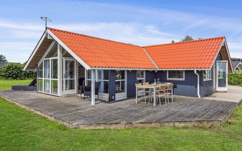 Aarne - 300M from the Sea: Herbe, Maison, Toit, Chalet, Domicile, Arbuste, Ferme, Lot Terre, Zone Rurale