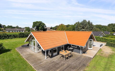 Aarne - 300M from the Sea: Herbe, Maison, Toit, Chalet, Domicile, Arbuste, Ferme, Lot Terre, Zone Rurale
