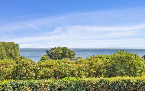 Aarne - 300M from the Sea: Herbe, Maison, Toit, Chalet, Domicile, Arbuste, Ferme, Lot Terre, Zone Rurale