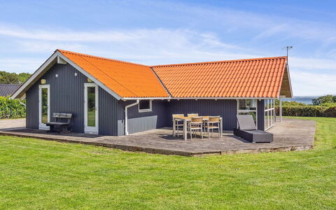 Aarne - 300M from the Sea: Herbe, Maison, Toit, Chalet, Domicile, Arbuste, Ferme, Lot Terre, Zone Rurale
