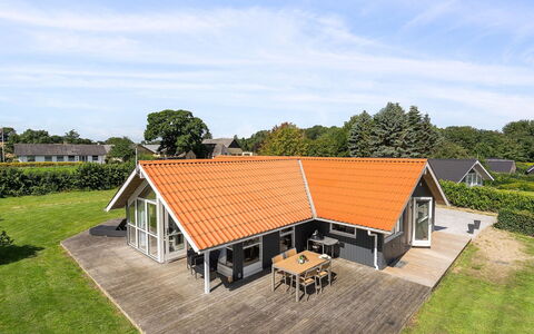 Aarne - 300M from the Sea: Chalet, Domicile, Maison, Toit, Porche, Biens, Siding, Batiments Jardin, Ferme, Cour