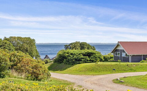 Aarne - 300M from the Sea: Chalet, Domicile, Maison, Toit, Porche, Biens, Siding, Batiments Jardin, Ferme, Cour