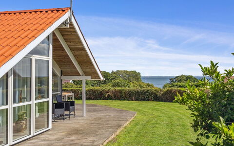 Aarne - 300M from the Sea: Chalet, Domicile, Maison, Toit, Porche, Biens, Siding, Batiments Jardin, Ferme, Cour